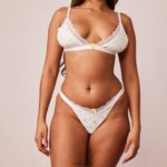 Geribbelde set met driehoekige bh en string/slip met bloemenmotief vrouwen wit Lounge ondergoed 008ZJ223 - Image 13